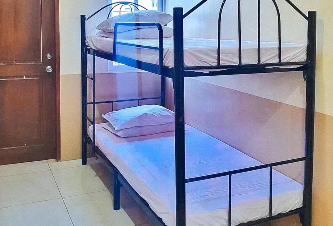 Отель Reddoorz @ Rsl Transient House Iloilo Экстерьер фото